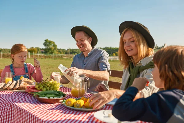 Young Caucasian Hipster Farming Family Having Lunch Fresh Organic Products — Stockfoto