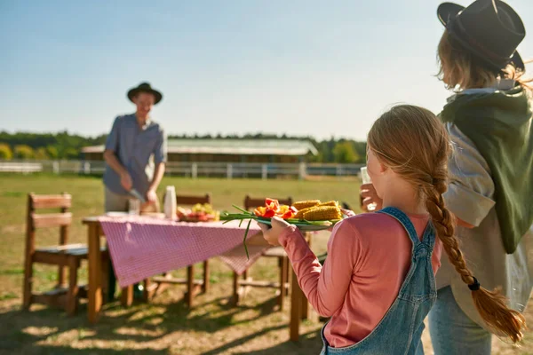 Foco Seletivo Mãe Filha Que Transportam Chapa Com Verduras Frescas — Fotografia de Stock