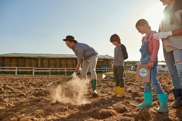 Mãe Filha Filho Olham Para Pai Cavar Chão Com Campo — Fotografia de Stock