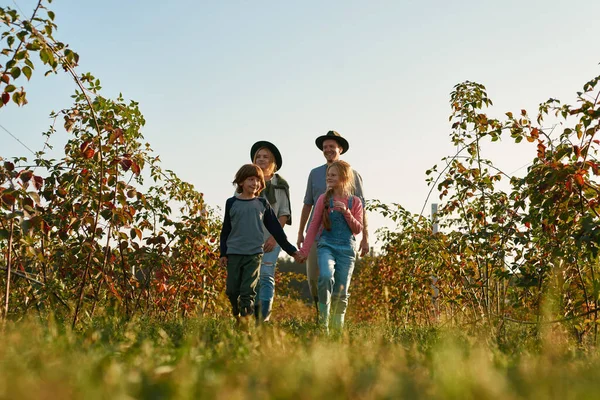 Vista Inferior Joven Familia Europea Feliz Que Jardín Padre Madre — Foto de Stock