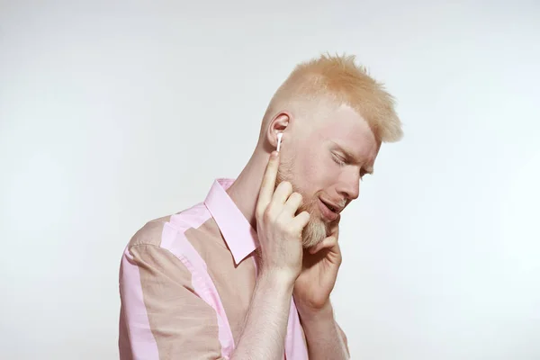 Albino Caucásico Chico Elegir Escuchar Música Auriculares Inalámbricos Joven Hombre —  Fotos de Stock