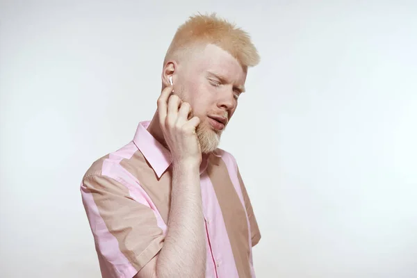 Albino Caucasiano Ouvindo Música Fones Ouvido Sem Fio Jovem Loiro — Fotografia de Stock