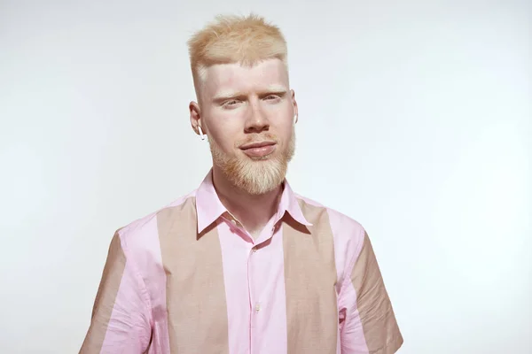 Hombre Caucásico Albino Con Auriculares Inalámbricos Mirando Cámara Joven Hombre — Foto de Stock