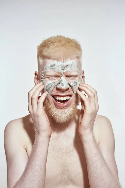 Emocionado Chico Caucásico Albino Gritando Con Máscara Arcilla Seca Cara —  Fotos de Stock