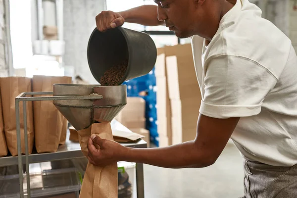 Trabalhador Masculino Empresário Derramando Grãos Café Torrados Balde Pacote Fábrica — Fotografia de Stock