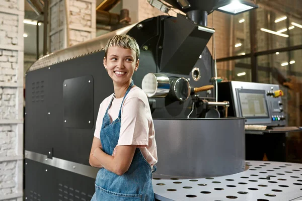 Young Caucasian Female Worker Business Owner Industrial Coffee Bean Roasting — ストック写真