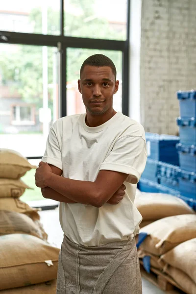 Vista Frontal Trabalhador Masculino Perto Cestas Plástico Sacos Fábrica Café — Fotografia de Stock