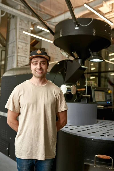 Νεαρός Χαμογελαστός Καυκάσιος Εργάτης Ιδιοκτήτης Επιχείρησης Κοντά Στη Μηχανή Ψησίματος — Φωτογραφία Αρχείου