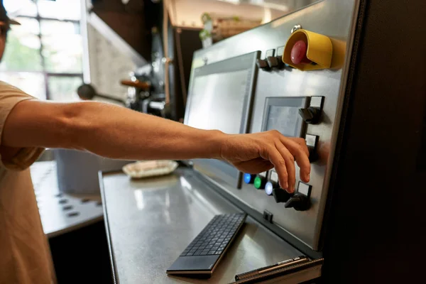 Trabalhador Masculino Cortado Operando Máquina Torrefação Grãos Café Industrial Durante — Fotografia de Stock