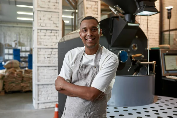 Jovem Sorrindo Barista Masculino Preto Trabalhador Perto Máquina Torrefação Grãos — Fotografia de Stock