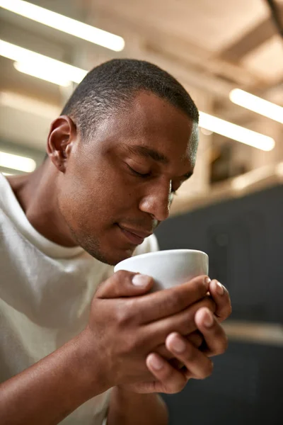 Cropped Professional Male Barista Snif Fresh Aromatic Natural Coffee Cup — Fotografia de Stock