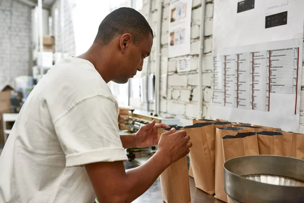 Trabalhador Masculino Empresário Embalagem Pacote Papel Com Grãos Café Mesa — Fotografia de Stock