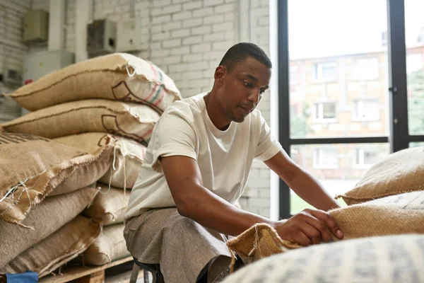 Jovem Trabalhador Negro Empresário Lendo Texto Olhando Para Saco Têxtil — Fotografia de Stock