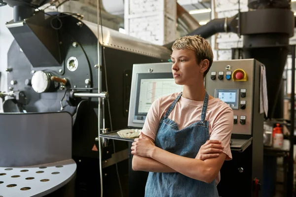 Thoughtful Female Worker Coffee Bean Roasting Machine Work Factory Coffee — ストック写真