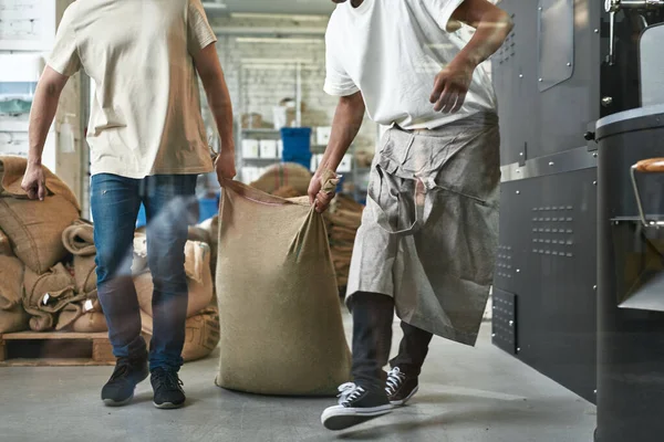 Cropped Multiethnic Male Workers Carrying Textile Sack Coffee Beans Factory — ストック写真