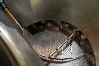 Fabrikadaki ya da kahve dükkanındaki endüstriyel kahve makinesindeki metal karıştırıcının detayları. Kahve yapımı ve üretimi. Küçük bir iş. Modern otomatik üretim ekipmanları