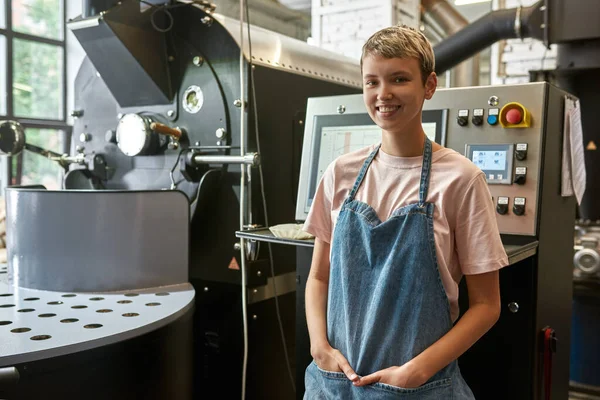 Trabalhadora Sorridente Perto Máquina Torrar Grãos Café Trabalho Fábrica Fabricação — Fotografia de Stock