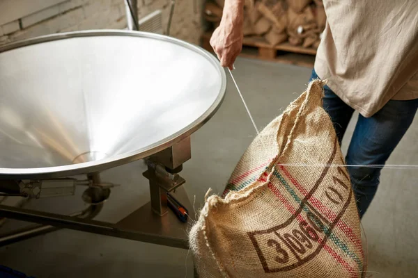 Vystřižený Samec Barista Nebo Dělník Otevírající Pytel Kávovými Zrny Pro — Stock fotografie