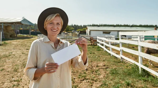 Mulher Agricultora Caucasiana Adulta Segurando Mostrando Cartão Vazio Fazenda Cartão — Fotografia de Stock
