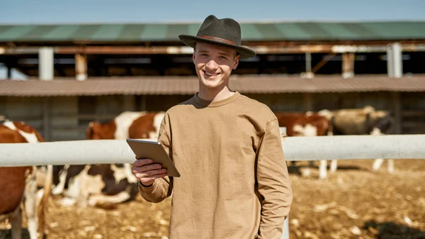 Vista Frontal Agricultor Masculino Sorridente Com Tablet Digital Perto Paddock — Fotografia de Stock