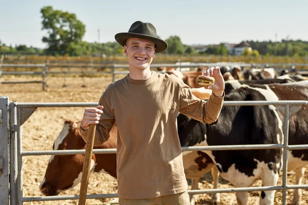 Fazendeiro Masculino Caucasiano Sorridente Segurando Hambúrguer Produtos Orgânicos Frescos Fazenda — Fotografia de Stock