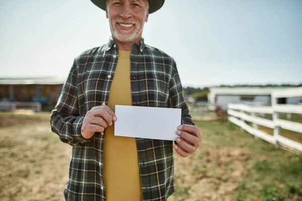 Homem Maduro Caucasiano Agricultor Segurar Mostrar Cartão Vazio Quinta Rancho — Fotografia de Stock