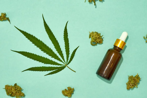 Groene Bladeren Knoppen Van Marihuana Met Fles Met Essentiële Cannabinoïde — Stockfoto