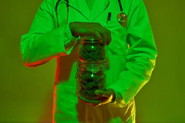 Przycięty Obraz Lekarza Trzymającego Słoiki Suchymi Pączkami Marihuany Człowiek Stetoskopie — Zdjęcie stockowe