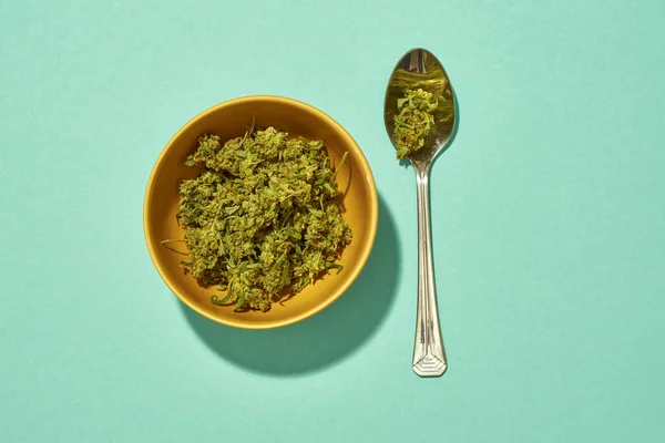 Top View Green Dry Crushed Marijuana Buds Bowl Spoon Turquoise — Stockfoto