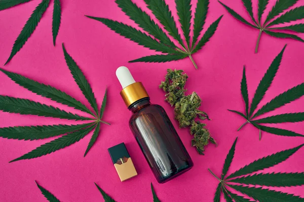 Groene Bladeren Knoppen Van Marihuana Fles Met Essentiële Cannabinoïde Olie — Stockfoto