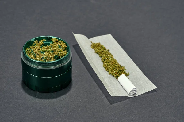 Marihuana Triturada Seco Frasco Papel Para Cannabis Enrollado Conjunto Sobre —  Fotos de Stock