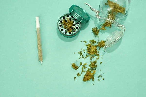 Draufsicht Auf Geöffnete Gläser Mit Trockenen Marihuana Knospen Und Cannabis — Stockfoto