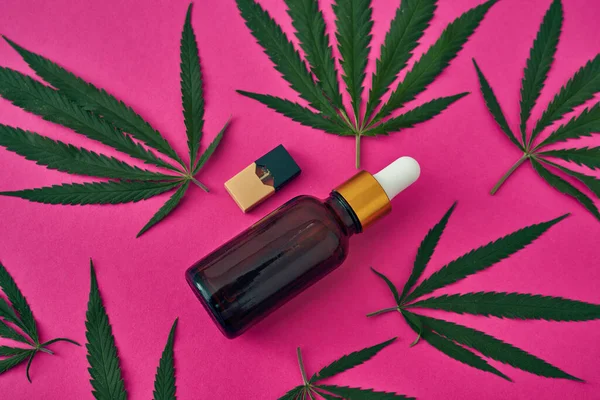 Verse Groene Marihuana Bladeren Fles Met Essentiële Cannabinoïde Olie Sigaret — Stockfoto
