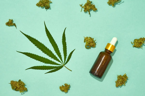 Green Leaf Buds Marijuana Bottle Essential Cannabinoid Oil Isolated Turquoise — Fotografia de Stock