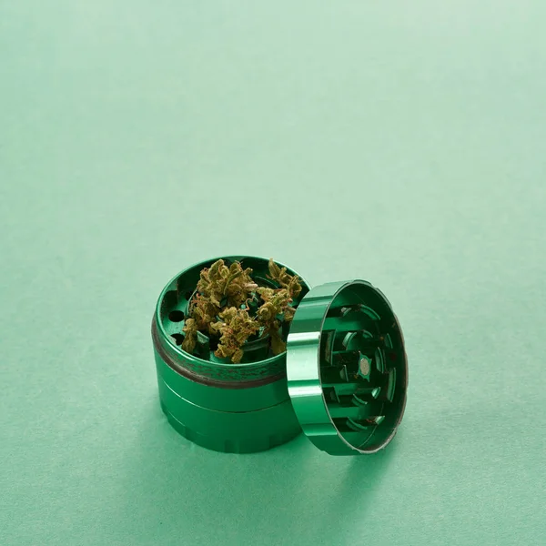 Geopende Pot Met Gedroogde Marihuana Knoppen Geïsoleerd Groene Achtergrond Lichte — Stockfoto