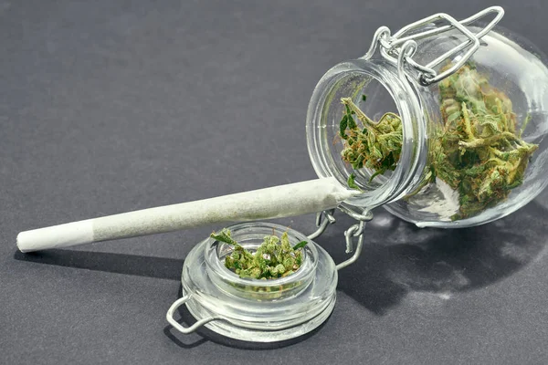 Geöffnetes Glas Mit Trockenen Zerkleinerten Marihuana Knospen Und Cannabis Rolljoint — Stockfoto