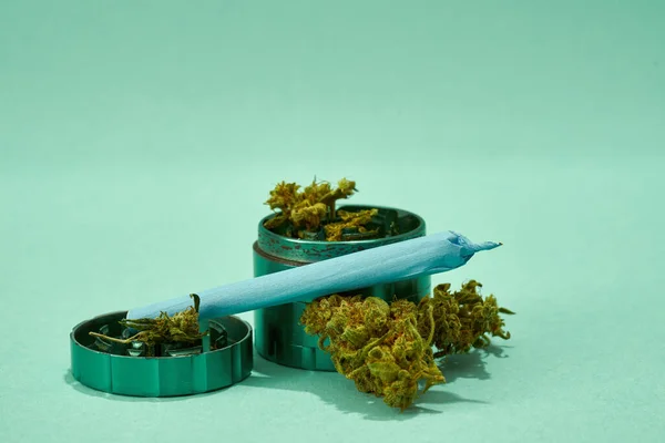 Geopende Pot Met Droge Marijuana Knoppen Cannabis Gerold Gewricht Geïsoleerd — Stockfoto