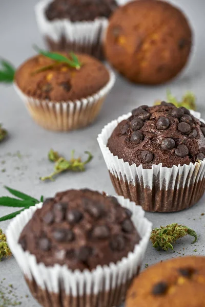 Vista Cortada Doce Variedade Deliciosos Cupcakes Com Folha Maconha Verde — Fotografia de Stock