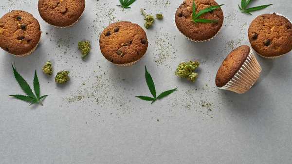 Visão Parcial Superior Cupcakes Doces Com Folha Maconha Verde Botões — Fotografia de Stock