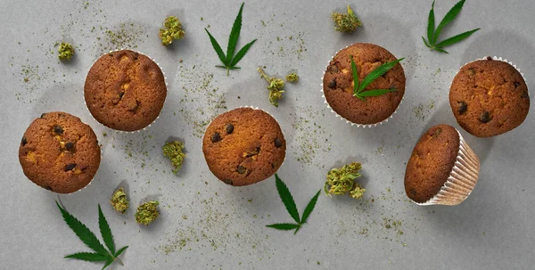 Bovenaanzicht Van Zoete Smakelijke Cupcakes Met Vers Groen Marihuanablad Droge — Stockfoto