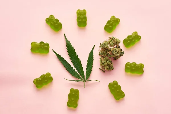 Green Marijuana Leaf Buds Sweet Yummy Teddy Bear Candies Isolated — Stockfoto