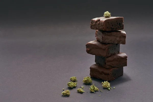 Stack Sweet Delicious Chocolate Cake Pieces Green Dry Crushed Marijuana — Foto de Stock