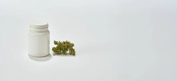 Fresh Green Dry Crushed Marijuana Bud Plastic Jar Isolated White — Foto Stock