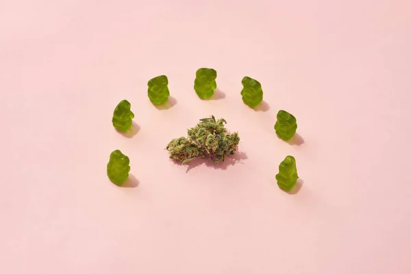 Green Dry Crushed Marijuana Bud Sweet Yummy Teddy Bear Candies — Stockfoto