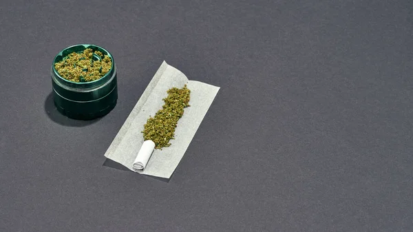 Trocken Zerkleinertes Marihuana Glas Und Auf Papier Für Cannabis Gerollten — Stockfoto