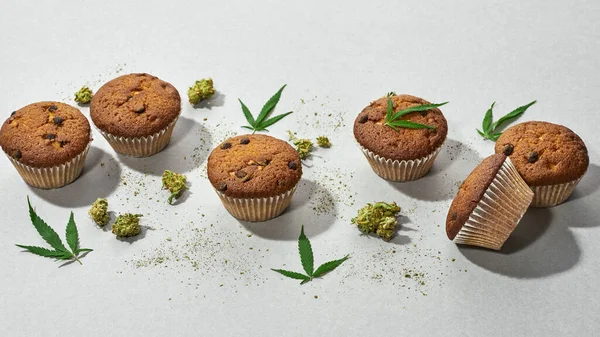 Doces Deliciosos Cupcakes Com Folha Maconha Verde Botões Secos Esmagados — Fotografia de Stock