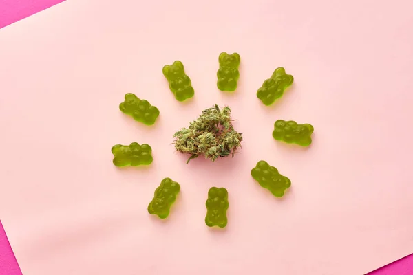 Green Dry Crushed Marijuana Bud Sweet Yummy Teddy Bear Candies — Stok fotoğraf