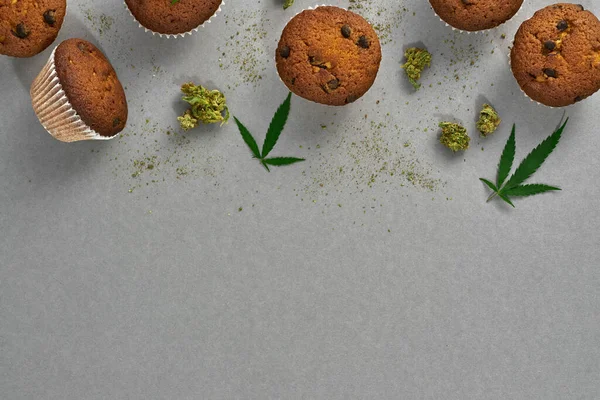 Top Bijgesneden Uitzicht Zoete Cupcakes Met Groene Marihuana Blad Droge — Stockfoto