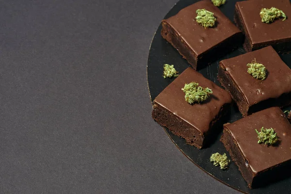 Верхний Частичный Вид Пластины Кусочками Сладкого Шоколадного Торта Зелеными Сухими — стоковое фото