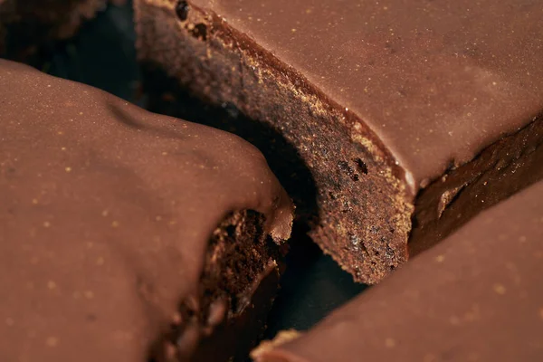 Обрезанный Близко Тарелки Сладкими Вкусными Высококалорийными Кусочками Шоколадного Торта Десертная — стоковое фото